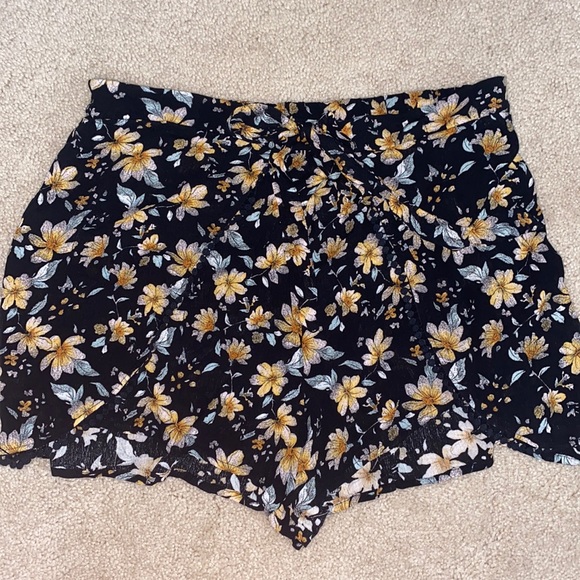 Patterned Flowy Shorts - Picture 1 of 4